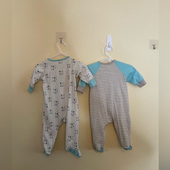 Two-Pack of Gerber 3-6 month sleeper onesies Great Condition - Picture 3 of 3